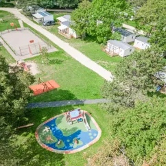 Parc d'attractions pour enfants avec toboggan et piscine dans le camping