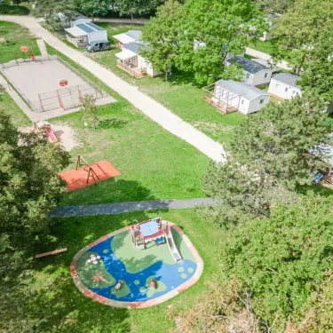 Parc d'attractions pour enfants avec toboggan et piscine dans le camping