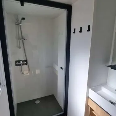 MH Confort+ 3CH – 6P, Camping Bel Air Village Le Brabois, salle de bain avec douche et lavabo