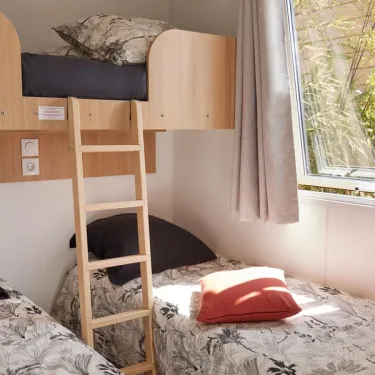 Chambre avec lits superposés dans MH Confort+ 3CH – 6P - Camping Bel Air Village Le Brabois