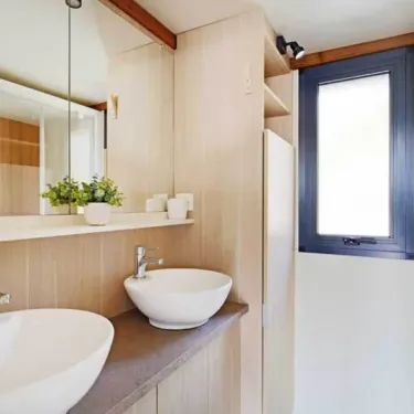 Salle de bain moderne du Cottage Premium 3CH – 6P, Camping Bel Air Village Le Brabois