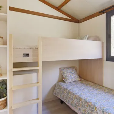 Chambre avec lits superposés dans le Cottage Premium 3CH – 6P, Camping Bel Air Village Le Brabois