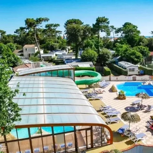 Piscine couverte et toboggan au Camping Paradis La Pomme de Pin