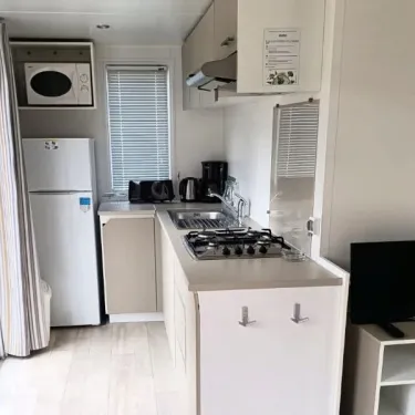Cuisine équipée de l’MH Classique 2CH – 4P, Camping Paradis Les Chanterelles