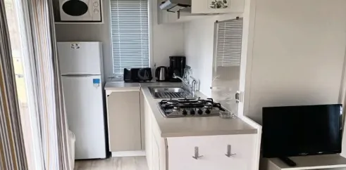 Cuisine équipée de l’MH Classique 2CH – 4P, Camping Paradis Les Chanterelles
