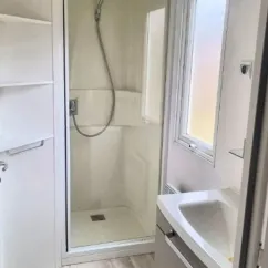 MH Classique 2CH – 4P – Camping Paradis Les Chanterelles : salle de bain avec douche et lavabo