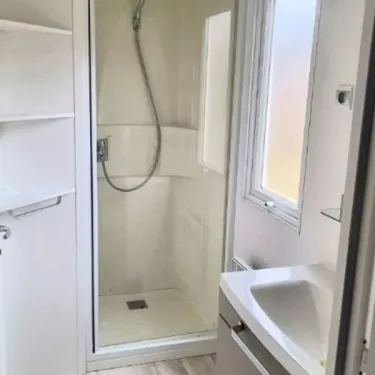 MH Classique 2CH – 4P – Camping Paradis Les Chanterelles : salle de bain avec douche et lavabo