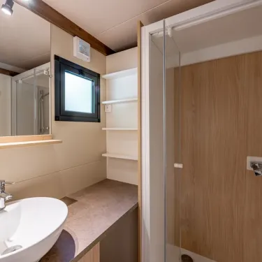 Salle de bain du Cottage Premium 2CH – 4P (Sam) - Camping Paradis Les Chanterelles