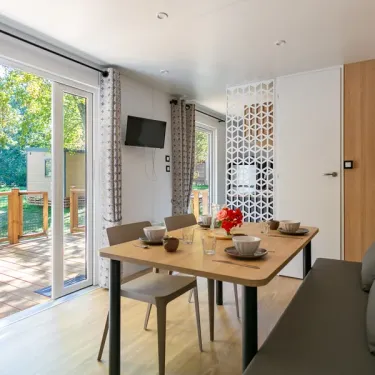 Salon et salle à manger avec vue sur le jardin de l'MH Premium 3CH – 6P