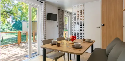 Salon et salle à manger avec vue sur le jardin de l'MH Premium 3CH – 6P