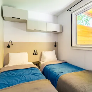 Chambre avec deux lits et meubles modernes de l'MH Premium 3CH – 6P