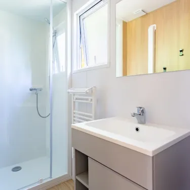 Salle de bain du Mobil Home MH Premium 3CH – 6P - Camping Paradis Les Chanterelles
