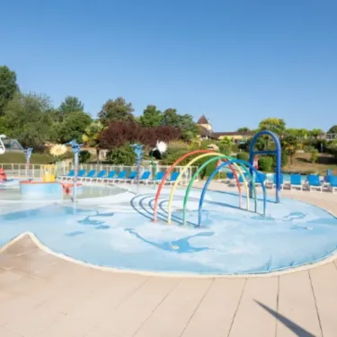 Piscine enfant avec jeux d'eau colorés au Camping Saint Avit Loisirs