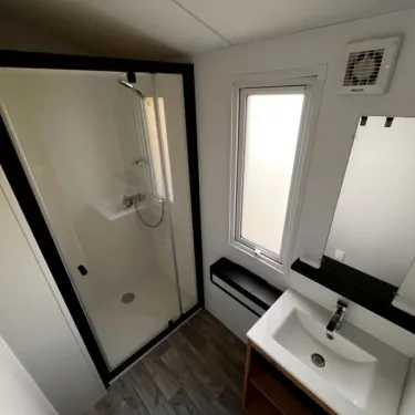 Salle de bain du Mobil Home Confort Piki 2 Chambre 4 Personnes et 1 Bébé - Paradis Family les Rives de l'Hérault