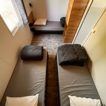 Chambre du Mobil Home Confort Piki 2 Chambre 4 Personnes et 1 Bébé - Paradis Family les Rives de l'Hérault