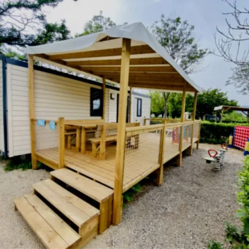 Mobil Home Confort Piki - terrasse en bois avec table et chaises