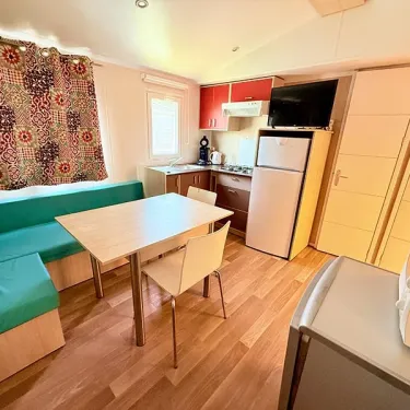 Mobil Home Family Max 6 Chambres 12 Personnes - Paradis Family les Rives de l'Hérault - cuisine et salle à manger