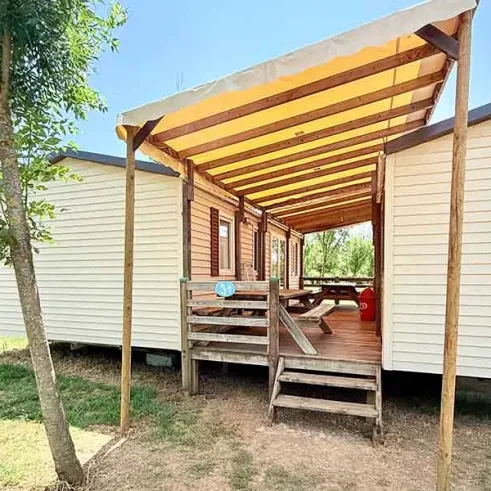 Extérieur Mobil Home Paradis Family les Rives de l'Hérault avec terrasse et table