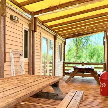 Terrasse Mobil Home Paradis Family les Rives de l'Hérault avec table en bois