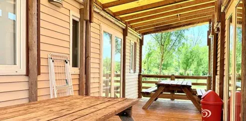 Terrasse Mobil Home Paradis Family les Rives de l'Hérault avec table en bois