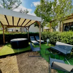 Terrasse avec jacuzzi et chaises longues, Mobil Home Luxe Studio Jacuzzi, Paradis Family les Rives de l'Hérault