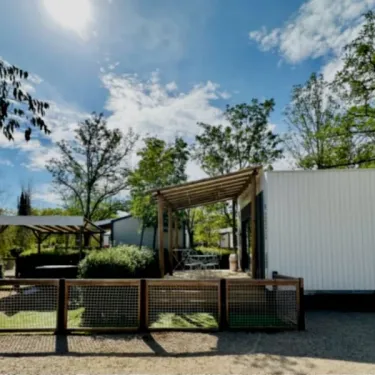 Mobil Home Luxe Studio Jacuzzi - Paradis Family les Rives de l'Hérault, extérieur avec pergola et clôture en bois