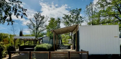 Mobil Home Luxe Studio Jacuzzi - Paradis Family les Rives de l'Hérault, extérieur avec pergola et clôture en bois