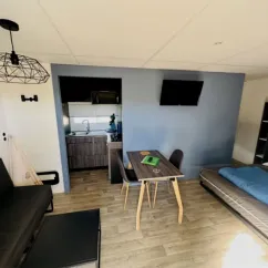 Intérieur Mobil Home Luxe Studio Jacuzzi - Paradis Family les Rives de l'Hérault, cuisine, table, lit et télévision