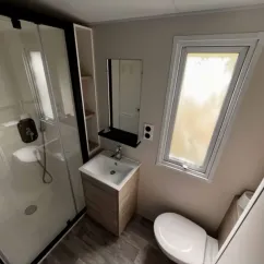 Salle de bain Mobil Home Premium Studio - Paradis Family les Rives de l'Hérault, douche, lavabo et toilettes