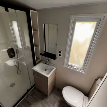 Salle de bain Mobil Home Premium Studio - Paradis Family les Rives de l'Hérault, douche, lavabo et toilettes