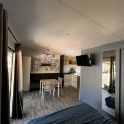 Mobil Home Premium Studio 1 Chambre 2/4 Personnes - Paradis Family les Rives de l'Hérault, salle à manger et cuisine