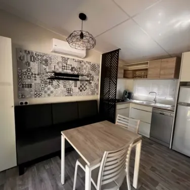 Mobil Home Premium Studio 1 Chambre 2/4 Personnes - Paradis Family les Rives de l'Hérault, cuisine et coin repas