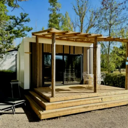 Mobil Home Premium Studio 1 Chambre 2/4 Personnes - Paradis Family les Rives de l'Hérault, extérieur avec terrasse en bois