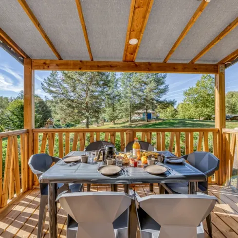 Cottage Premium 2CH – 4P - Camping Paradis Le Coiroux, véranda avec table pour 6 personnes
