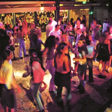 Fête nocturne animée avec beaucoup de personnes dansant au Camping Les Viviers.