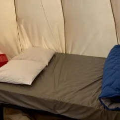Tente Indiana 4 Personnes Sans Sanitaires - Paradis Family les Rives de l'Hérault : lit avec oreiller et couverture bleue