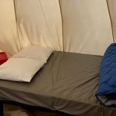 Tente Indiana 4 Personnes Sans Sanitaires - Paradis Family les Rives de l'Hérault : lit avec oreiller et couverture bleue