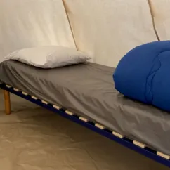 Tente Indiana 4 Personnes Sans Sanitaires - Paradis Family les Rives de l'Hérault : lit simple avec oreiller et couverture