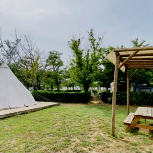 Tente Indiana 4 Personnes Sans Sanitaires - Paradis Family les Rives de l'Hérault : espace extérieur avec table et tente
