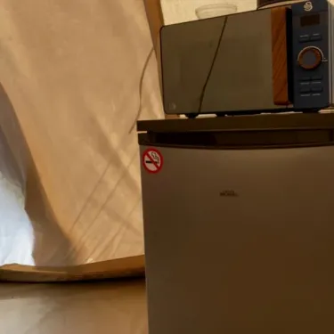 Tente Indiana 4 Personnes Sans Sanitaires - Paradis Family les Rives de l'Hérault : réfrigérateur et micro-ondes