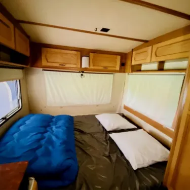 Caravane Pariso 1 Chambre 2 Personnes Sans Sanitaires - Paradis Family les Rives de l'Hérault intérieur avec lits et rangements