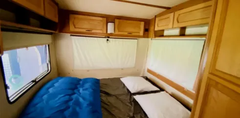 Caravane Pariso 1 Chambre 2 Personnes Sans Sanitaires - Paradis Family les Rives de l'Hérault intérieur avec lits et rangements