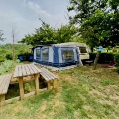 Caravane Pariso 1 Chambre 2 Personnes Sans Sanitaires - Paradis Family les Rives de l'Hérault extérieur avec table et chaises