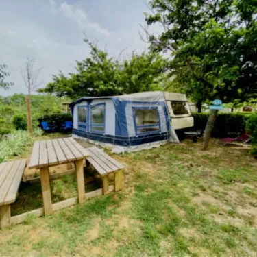 Caravane Pariso 1 Chambre 2 Personnes Sans Sanitaires - Paradis Family les Rives de l'Hérault extérieur avec table et chaises