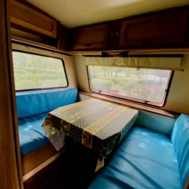 Caravane Pariso 1 Chambre 2 Personnes Sans Sanitaires - Paradis Family les Rives de l'Hérault salle à manger avec canapé et table
