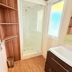 Mobil Home Family 4 Chambres 8 Personnes Clim TV - Paradis Family les Rives de l'Hérault : salle de bain avec douche et lavabo
