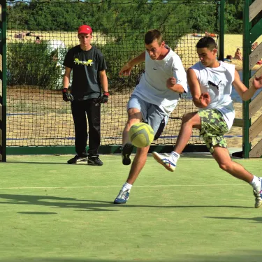 Camping Les Viviers : match de football sur terrain herbeux