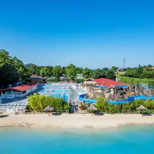 Camping Château de Galaure avec piscine et toboggan