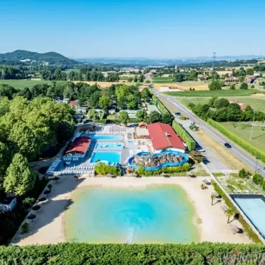 Camping Château de Galaure vue aériale avec piscine et plage