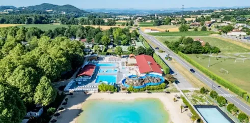 Camping Château de Galaure vue aériale avec piscine et plage